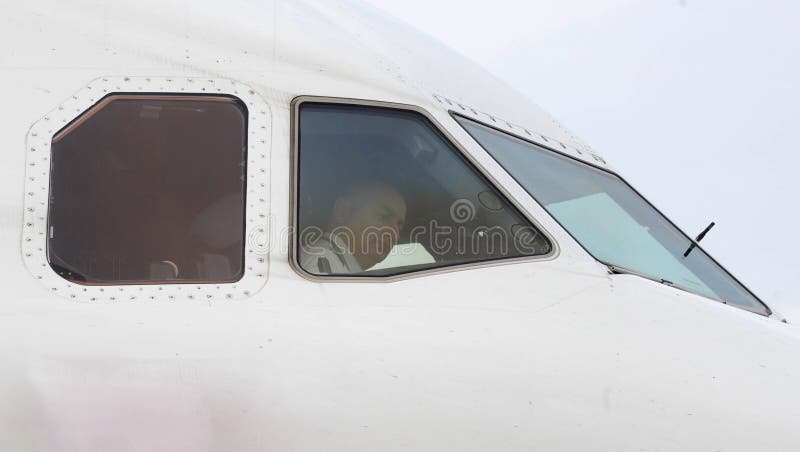 Gli aerei capitanano dentro la cabina di pilotaggio prima decollano immagine stock