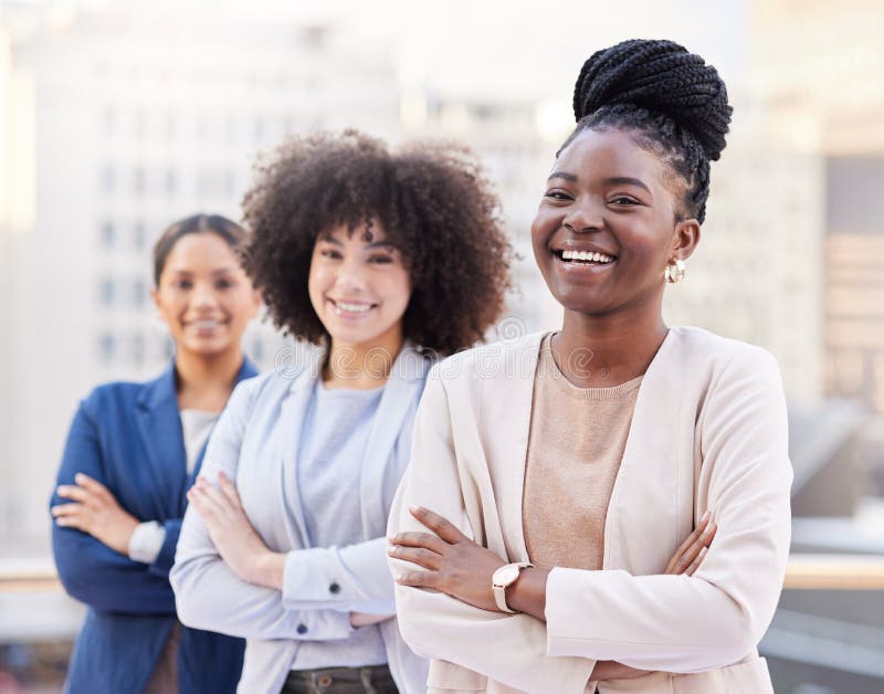 Gli affari sono un gioco e stanno vincendo. un gruppo variegato di donne d'affari che si trovano al di fuori del balcone con le br immagini stock libere da diritti