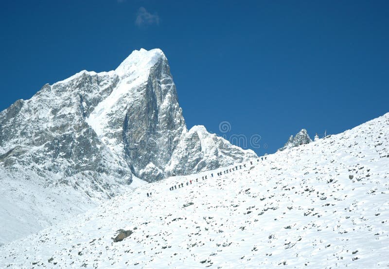 Gli Alpinisti Vanno In Su All'accampamento Basso Del Everest Immagine
