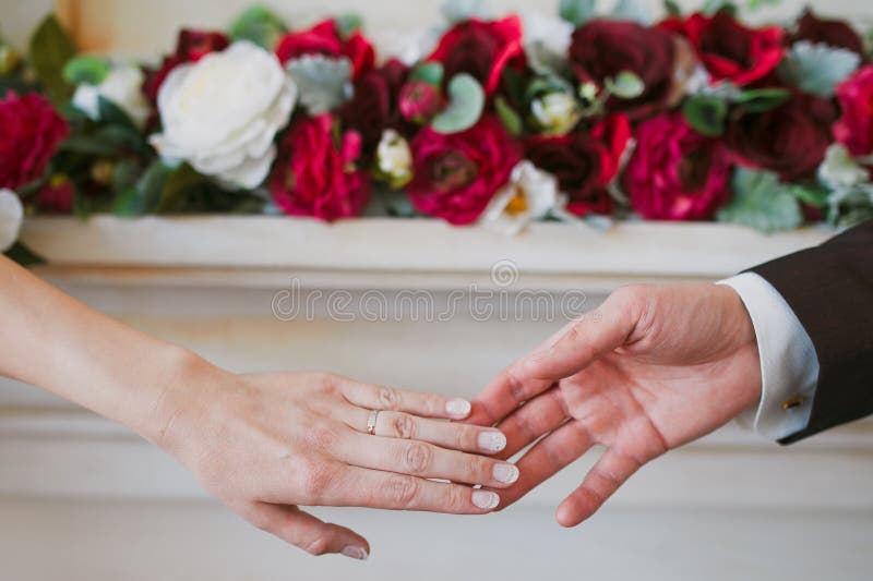 Gli amanti coppia tenersi per mano fotografia stock Gli amanti coppia tenersi per mano fotografia stock