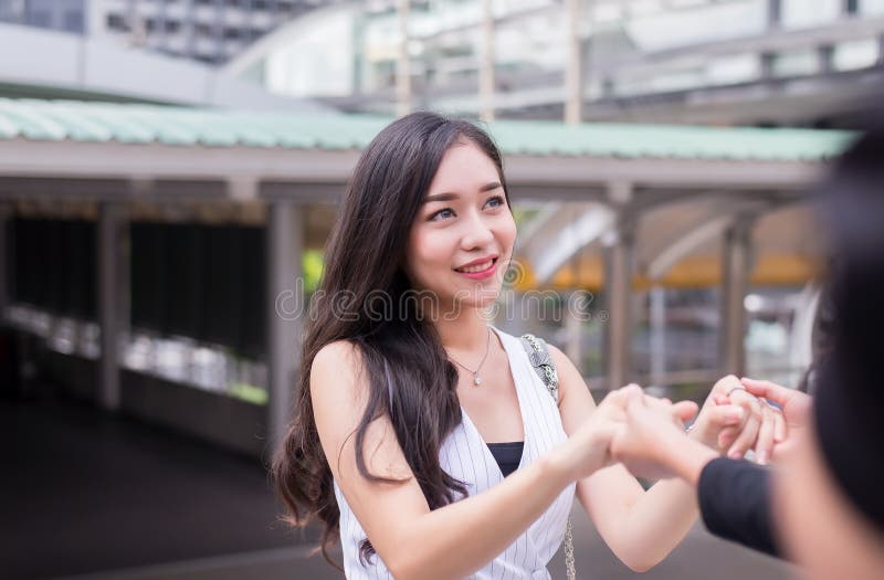 Gli amici che danno la mano alla donna depressa, incoraggiano, concetto mentale di sanità fotografia stock libera da diritti Gli amici che danno la mano alla donna depressa, incoraggiano, concetto mentale di sanità fotografia stock libera da diritti