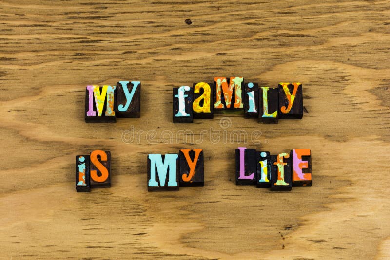 Gli amici di vita familiare godono del momento immagine stock Gli amici di vita familiare godono del momento immagine stock