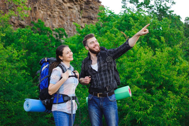 Gli amici felici nel fondo del cielo blu e dell'erba, si rilassano il tempo in vacanza, viaggio di concetto fotografia stock libera da diritti Gli amici felici nel fondo del cielo blu e dell'erba, si rilassano il tempo in vacanza, viaggio di concetto fotografia stock libera da diritti