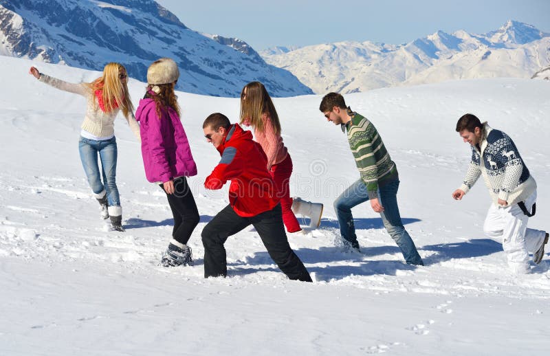 Gli amici si divertono all'inverno su neve fresca immagine stock libera da diritti Gli amici si divertono all'inverno su neve fresca immagine stock libera da diritti