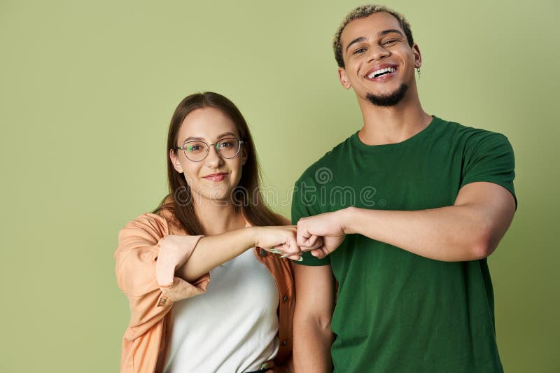Gli amici si divertono a vicenda con i sorrisi immagine stock libera da diritti
