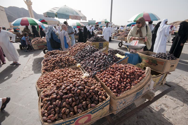Gli Arabi vendono le date fresche alle date in Medina fotografia stock Gli Arabi vendono le date fresche alle date in Medina fotografia stock