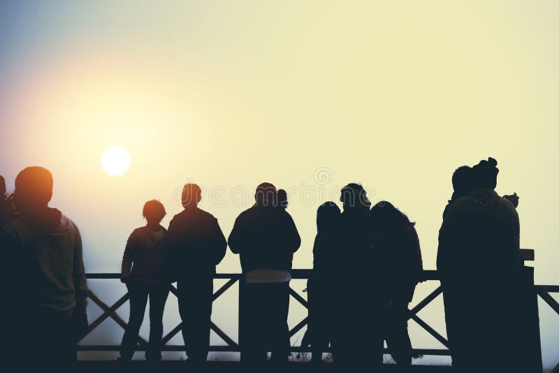 Gli asiatici si rilassano in vacanza La gente guarda il sole la mattina In piedi per l'alba sulla Moutain immagini stock