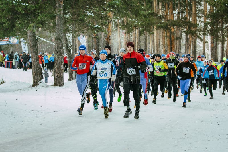Gli atleti del gruppo iniziano la corsa maratona in parco corridori principali immagini stock Gli atleti del gruppo iniziano la corsa maratona in parco corridori principali immagini stock