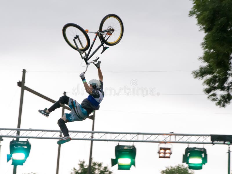 Gli atleti di salto di BMX mostrano che si muove immagini stock Gli atleti di salto di BMX mostrano che si muove immagini stock