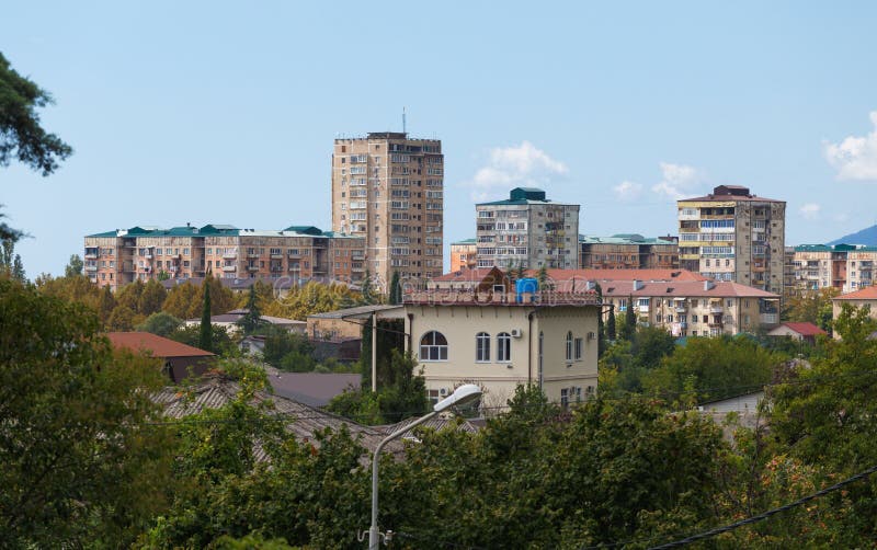 Gli edifici residenziali. vista dalla via centrale della città di gagra. Edifici residenziali a più stadi. vista dalla via centrale di gagra, luglio 2018, abkhasia.