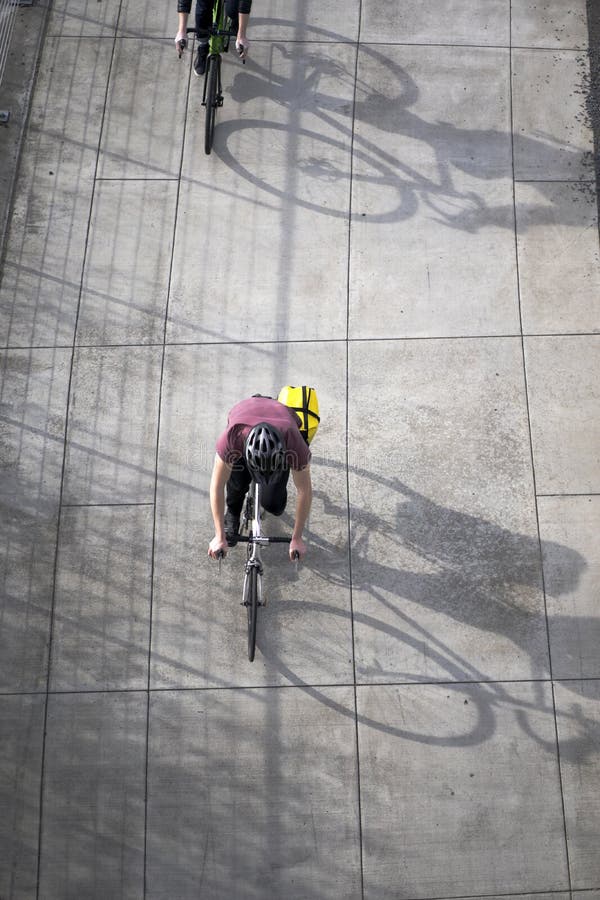 Gli entusiasti dei dilettanti dei ciclisti stanno guidando le bici lungo il PA della bici fotografie stock Gli entusiasti dei dilettanti dei ciclisti stanno guidando le bici lungo il PA della bici fotografie stock