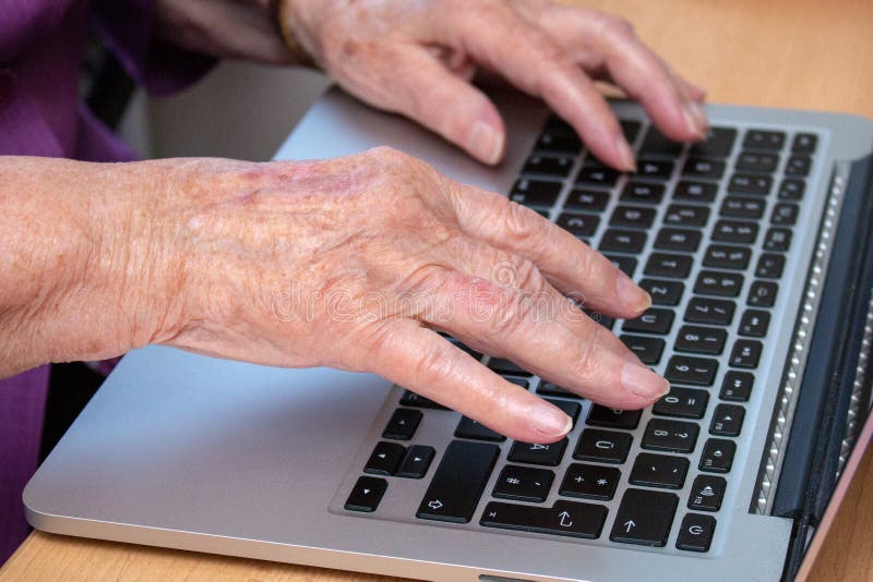 Gli esperti utilizzano una tastiera del computer portatile immagine stock libera da diritti Gli esperti utilizzano una tastiera del computer portatile immagine stock libera da diritti