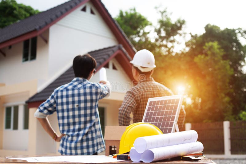 Gli ingegneri del team stanno scrivendo un pannello solare per i progetti di costruzione di case per portarli ai potenziali clien