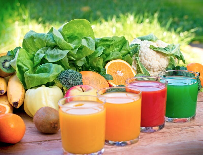 Gli ingredienti della bevanda, del succo e del frullato sani sono sani se sono facessero con frutta e la verdura fresche e organi immagini stock libere da diritti Gli ingredienti della bevanda, del succo e del frullato sani sono sani se sono facessero con frutta e la verdura fresche e organi immagini stock libere da diritti