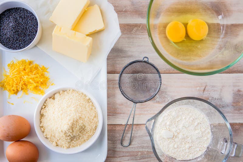 Gli ingredienti di cottura per un limone agglutinano - la farina, le uova, burro fotografie stock libere da diritti Gli ingredienti di cottura per un limone agglutinano - la farina, le uova, burro fotografie stock libere da diritti