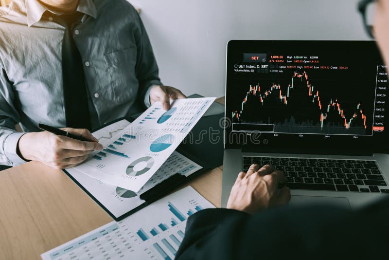 Gli investitori hanno indicato i risultati dell'esercizio della società e poi hanno diviso i risultati e lo hanno registrati nel fotografia stock libera da diritti Gli investitori hanno indicato i risultati dell'esercizio della società e poi hanno diviso i risultati e lo hanno registrati nel fotografia stock libera da diritti