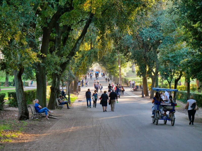 Gli italiani si rilassano e si divertono nel parco villa borghese di Roma, in un pomeriggio soleggiato in autunno fotografie stock libere da diritti Gli italiani si rilassano e si divertono nel parco villa borghese di Roma, in un pomeriggio soleggiato in autunno fotografie stock libere da diritti