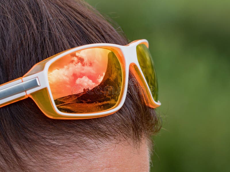 Gli occhiali da sole arancio sul ` s della ragazza si dirigono Gli specchi di vetro i dintorni di alto Tatras in Slovacchia fotografia stock libera da diritti Gli occhiali da sole arancio sul ` s della ragazza si dirigono Gli specchi di vetro i dintorni di alto Tatras in Slovacchia fotografia stock libera da diritti