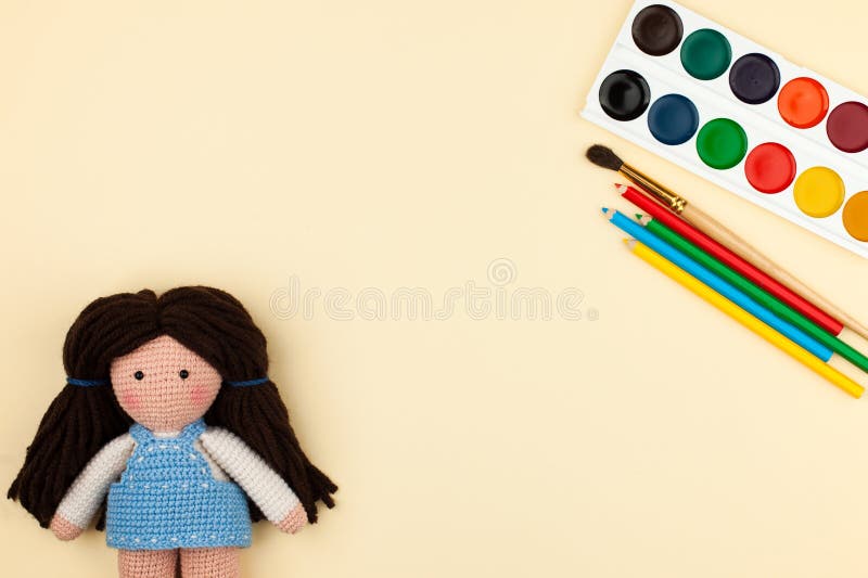 Gli oggetti, strumenti per creatività, disegno, bambini che il ` s lavora all'uncinetto lavorano all'uncinetto - il concetto di c fotografia stock libera da diritti Gli oggetti, strumenti per creatività, disegno, bambini che il ` s lavora all'uncinetto lavorano all'uncinetto - il concetto di c fotografia stock libera da diritti