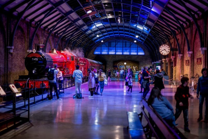 Gli ospiti alla piattaforma 9 3/4 e a Hogwarts esprimono nel giro di Warner Brothers Harry Potter Studio