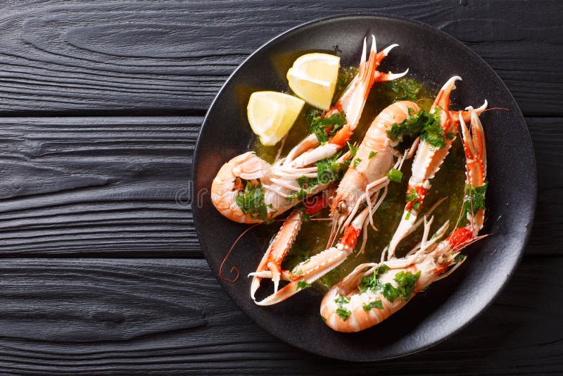 Gli scampi dei frutti di mare o il langoustine o lo scampo gastronomico sono servizio fotografia stock libera da diritti Gli scampi dei frutti di mare o il langoustine o lo scampo gastronomico sono servizio fotografia stock libera da diritti