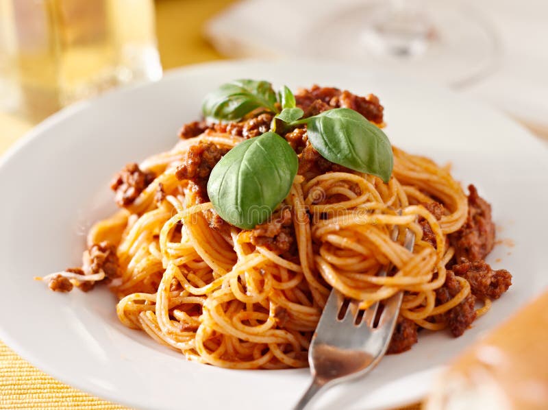 Gli spaghetti con basilico guarniscono in primo piano della salsa della carne