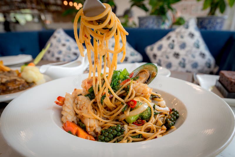 Gli spaghetti piccanti dei frutti di mare mescolano il cuscinetto fritto Cha hanno arrivato a fiumi la forcella sul piatto bianco fotografie stock libere da diritti Gli spaghetti piccanti dei frutti di mare mescolano il cuscinetto fritto Cha hanno arrivato a fiumi la forcella sul piatto bianco fotografie stock libere da diritti