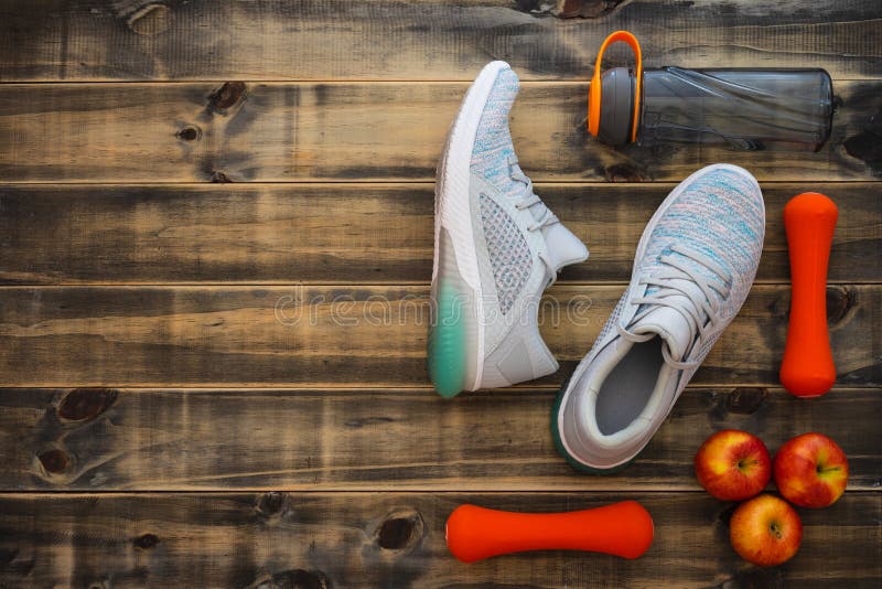 Gli stili di vita sani e attivi di forma fisica, amano il concetto, le teste di legno, le scarpe di sport, la bottiglia delle acq immagine stock Gli stili di vita sani e attivi di forma fisica, amano il concetto, le teste di legno, le scarpe di sport, la bottiglia delle acq immagine stock