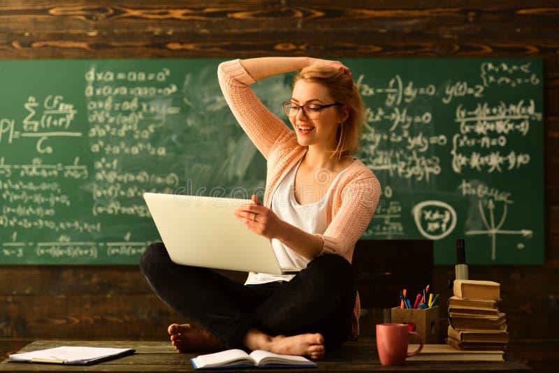Gli studenti adulti sorridenti durante irrompono l'interno dell'aula, studenti universitari che studiano con i libri in bibliotec immagini stock Gli studenti adulti sorridenti durante irrompono l'interno dell'aula, studenti universitari che studiano con i libri in bibliotec immagini stock