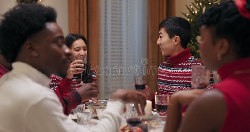 Gli studenti si sono riuniti al tavolo della festa e hanno celebrato l'inizio del nuovo anno. amici vestiti di moda chiacchierano
