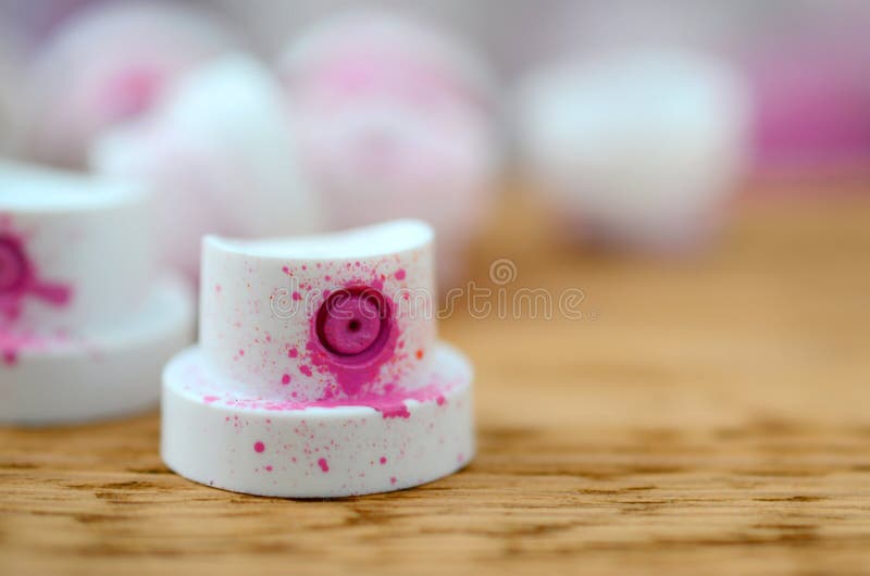Gli ugelli rosa sporcati dallo spruzzatore della pittura si trova su un di legno fotografie stock Gli ugelli rosa sporcati dallo spruzzatore della pittura si trova su un di legno fotografie stock