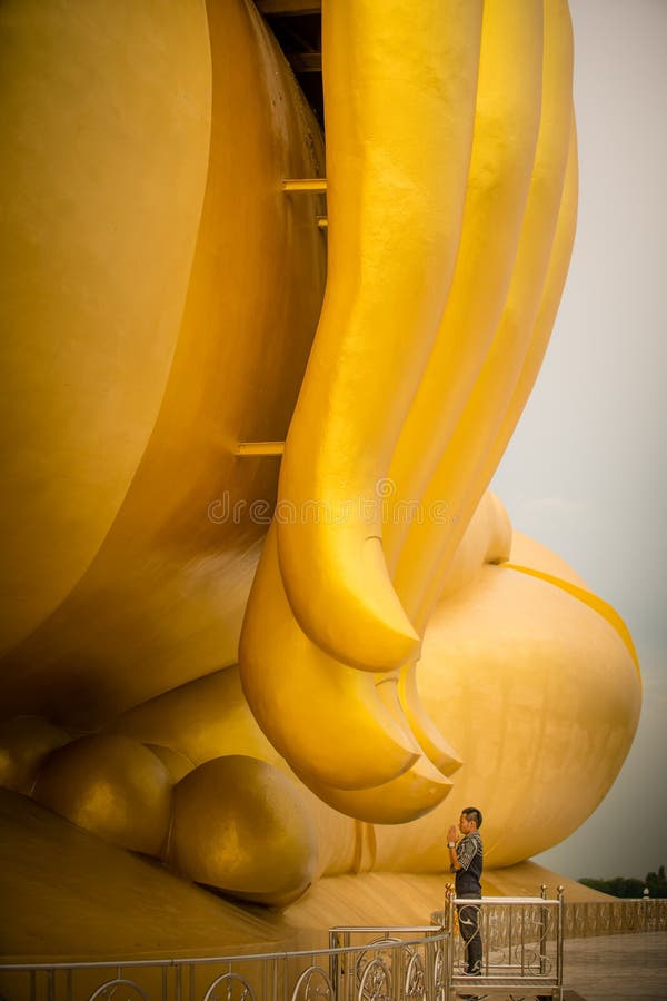 Gli uomini adorano la preghiera d'offerta della grande statua dorata di Buddha immagini stock libere da diritti Gli uomini adorano la preghiera d'offerta della grande statua dorata di Buddha immagini stock libere da diritti