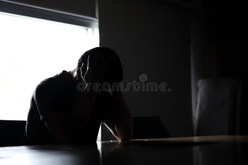 Gli uomini asiatici hanno emicrania di sforzo fotografie stock libere da diritti Gli uomini asiatici hanno emicrania di sforzo fotografie stock libere da diritti