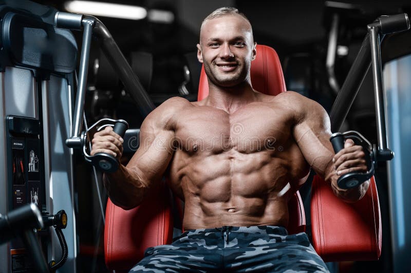 Gli uomini atletici del forte culturista brutale che pompano su muscles con la d immagini stock libere da diritti Gli uomini atletici del forte culturista brutale che pompano su muscles con la d immagini stock libere da diritti