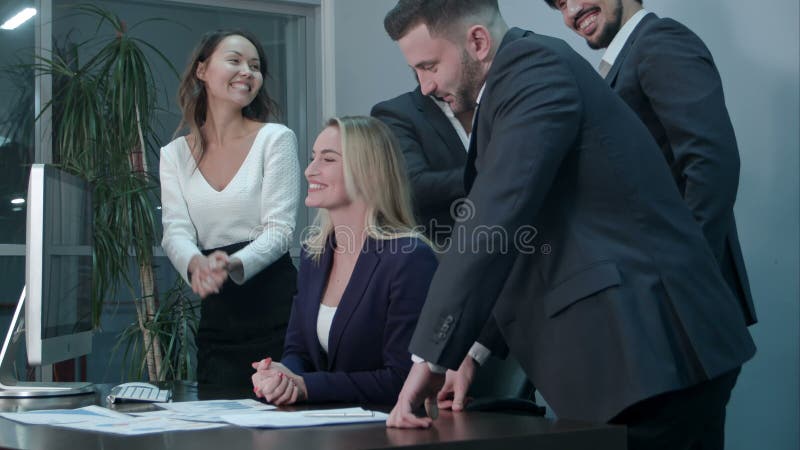 Gli uomini d'affari applaudono per il successo durante una riunione in ufficio