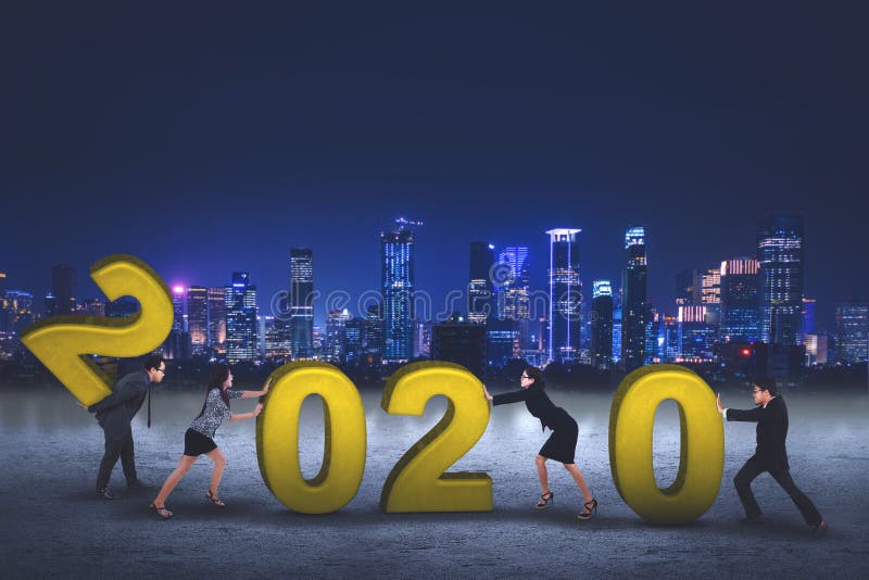 Gli uomini d'affari che lottano per organizzare il numero 2020 fotografie stock libere da diritti Gli uomini d'affari che lottano per organizzare il numero 2020 fotografie stock libere da diritti