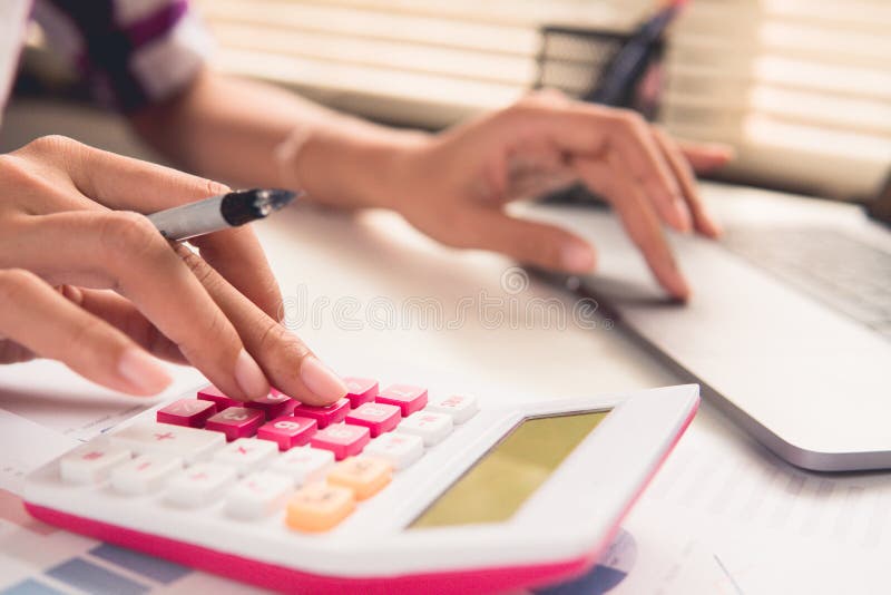 Gli uomini d'affari di Yong calcolano circa costo per l'investimento finanziario fotografia stock Gli uomini d'affari di Yong calcolano circa costo per l'investimento finanziario fotografia stock