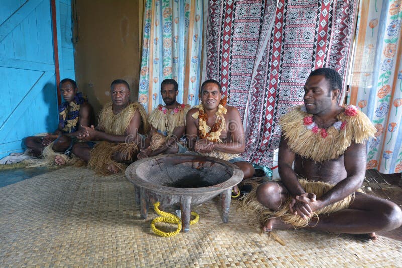Gli uomini indigeni dei Fijians partecipano alla cerimonia tradizionale di kava-kava fotografia stock libera da diritti Gli uomini indigeni dei Fijians partecipano alla cerimonia tradizionale di kava-kava fotografia stock libera da diritti