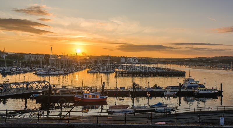Gli yacht e le barche di lusso dell'alba hanno attraccato in porto marittimo Plymouth fotografia stock libera da diritti Gli yacht e le barche di lusso dell'alba hanno attraccato in porto marittimo Plymouth fotografia stock libera da diritti