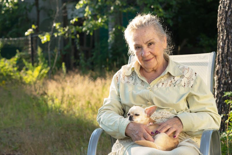 Glimlachend bejaarde met een kleine hond royalty-vrije stock foto's Glimlachend bejaarde met een kleine hond royalty-vrije stock foto's