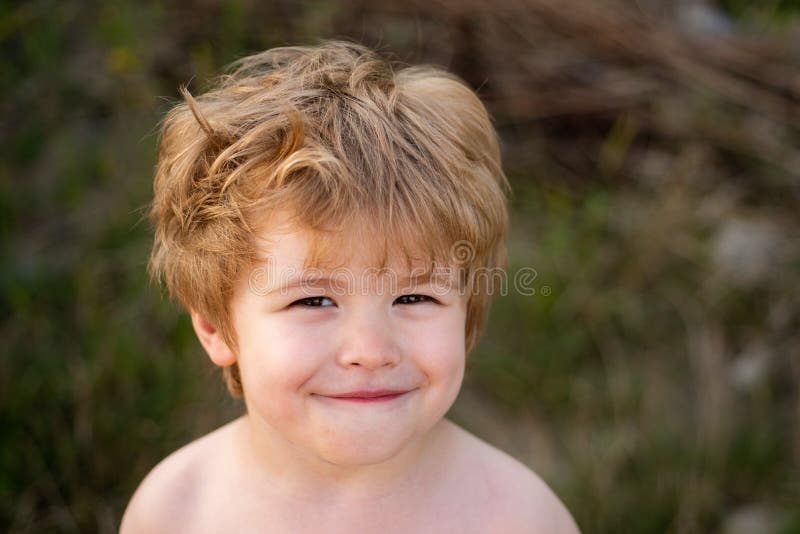 Glimlachend Kind De jongen op de achtergrond van aard Mooie gelukkige baby Ligstoel op strand in Brighton Schone lucht voor kindg royalty-vrije stock afbeelding Glimlachend Kind De jongen op de achtergrond van aard Mooie gelukkige baby Ligstoel op strand in Brighton Schone lucht voor kindg royalty-vrije stock afbeelding
