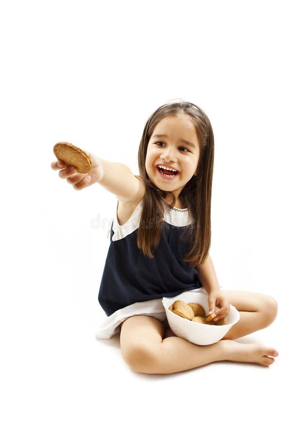 Glimlachend meisje die een kom met koekje of koekje houden stock afbeelding Glimlachend meisje die een kom met koekje of koekje houden stock afbeelding