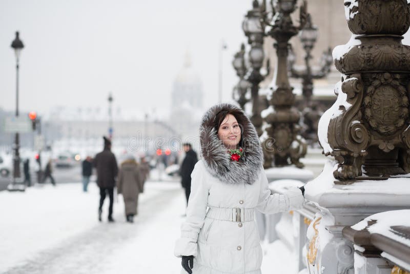 Glimlachend meisje die van zeldzame sneeuwdag in Parijs genieten stock fotografie Glimlachend meisje die van zeldzame sneeuwdag in Parijs genieten stock fotografie