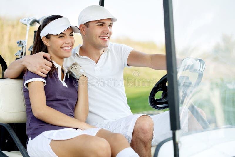 Glimlachend paar in golfkar royalty-vrije stock afbeelding Glimlachend paar in golfkar royalty-vrije stock afbeelding