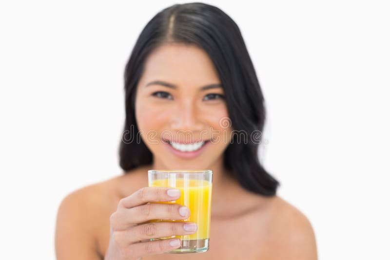 Glimlachend sensueel naakt model het drinken jus d'orange royalty-vrije stock foto's Glimlachend sensueel naakt model het drinken jus d'orange royalty-vrije stock foto's