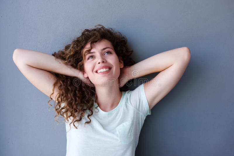 Glimlachend tienermeisje die zich met handen achter hoofd bevinden stock foto's Glimlachend tienermeisje die zich met handen achter hoofd bevinden stock foto's