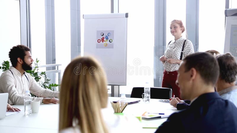 Glimlachend wijfje die uitvoerende gevende presentatie adverteren