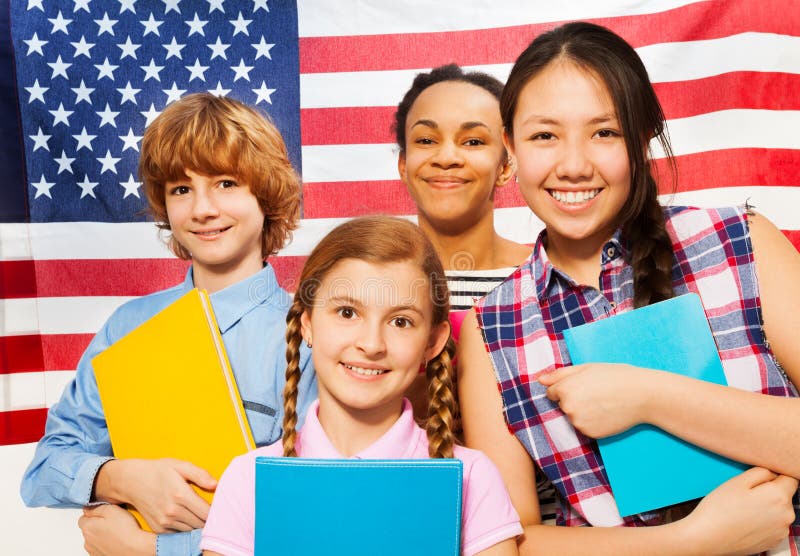 Glimlachende Amerikaanse tienerstudenten met handboeken royalty-vrije stock afbeelding Glimlachende Amerikaanse tienerstudenten met handboeken royalty-vrije stock afbeelding