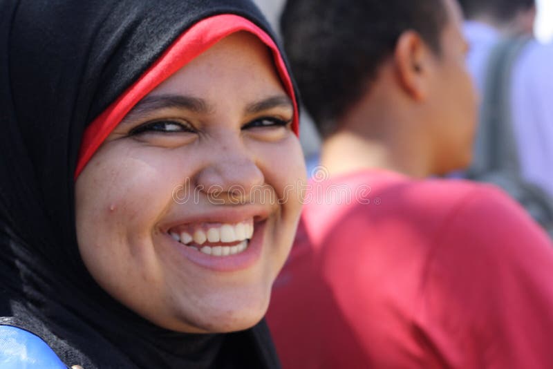 Glimlachende Arabische vrouw in sluier