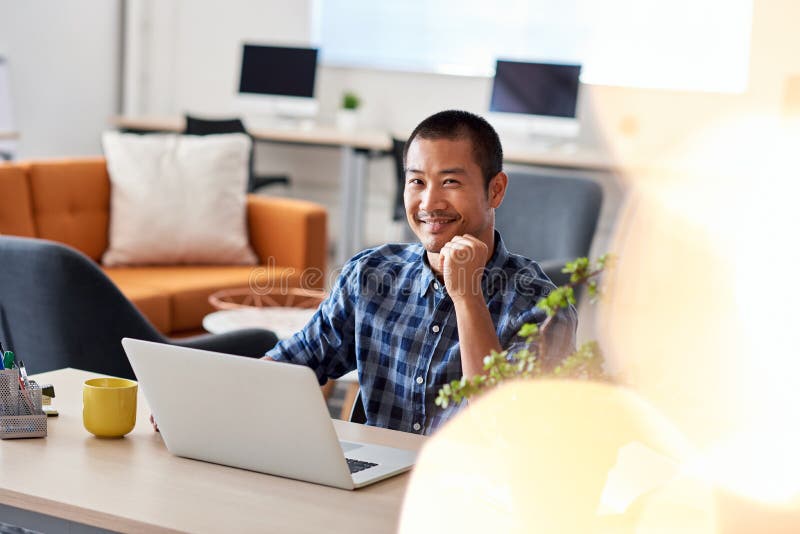 Glimlachende Aziatische architect aan het werk in een modern bureau royalty-vrije stock afbeeldingen Glimlachende Aziatische architect aan het werk in een modern bureau royalty-vrije stock afbeeldingen
